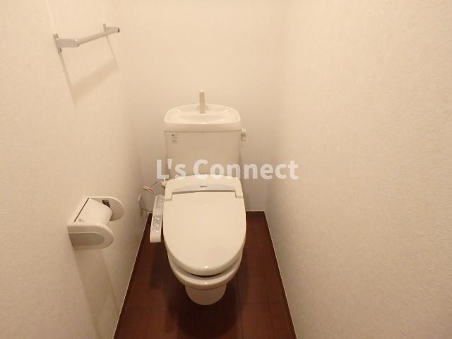 トイレ　温水洗浄便座付きのトイレ。