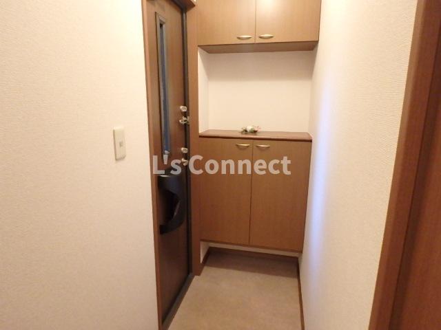 玄関　上下の下駄箱で靴も収納できます。