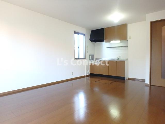 居室・リビング　１１．５帖のＬＤＫ。角部屋で２面に窓があります。