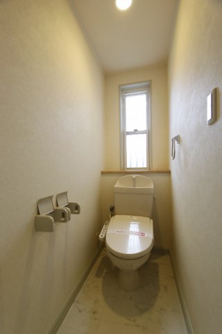 トイレ　落ち着いた色調のトイレです