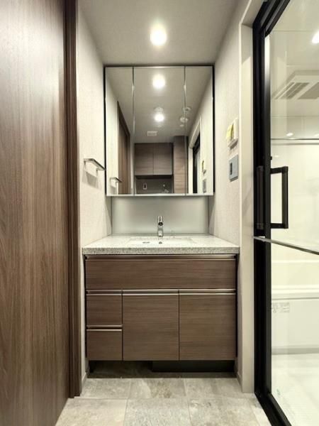 洗面設備　独立洗面台で身支度をすべて済ませてしまいましょう