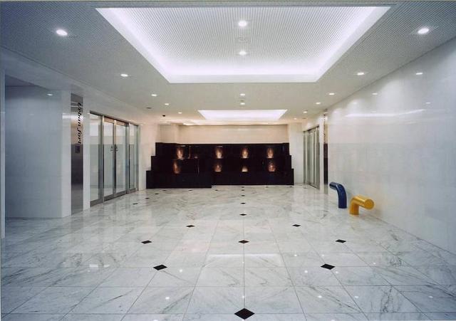 その他共有部分　白を基調とした綺麗なエントランス