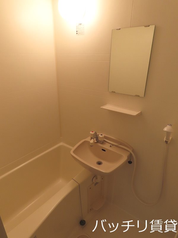 バス・シャワールーム　別号室タイプの為、現状を優先致します。