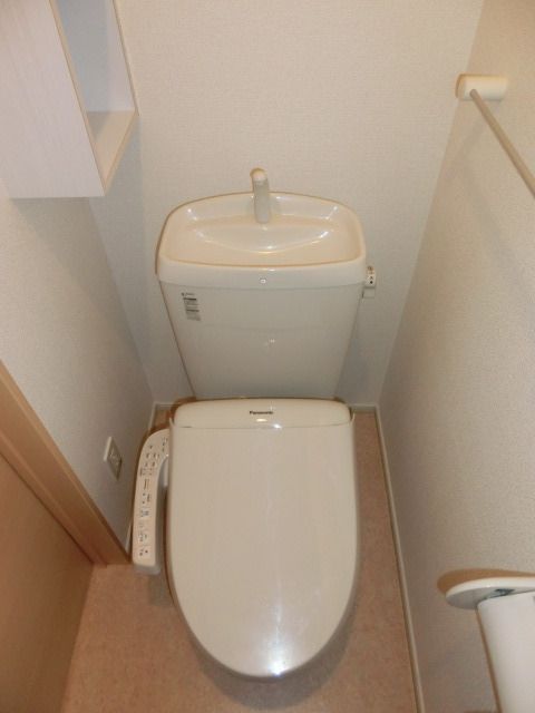 トイレ　洗浄機能付き　収納あり