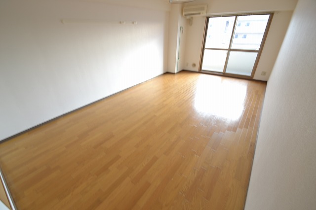 居室・リビング　天神川駅と広島駅が徒歩圏内♪12帖の広さは圧巻です♪