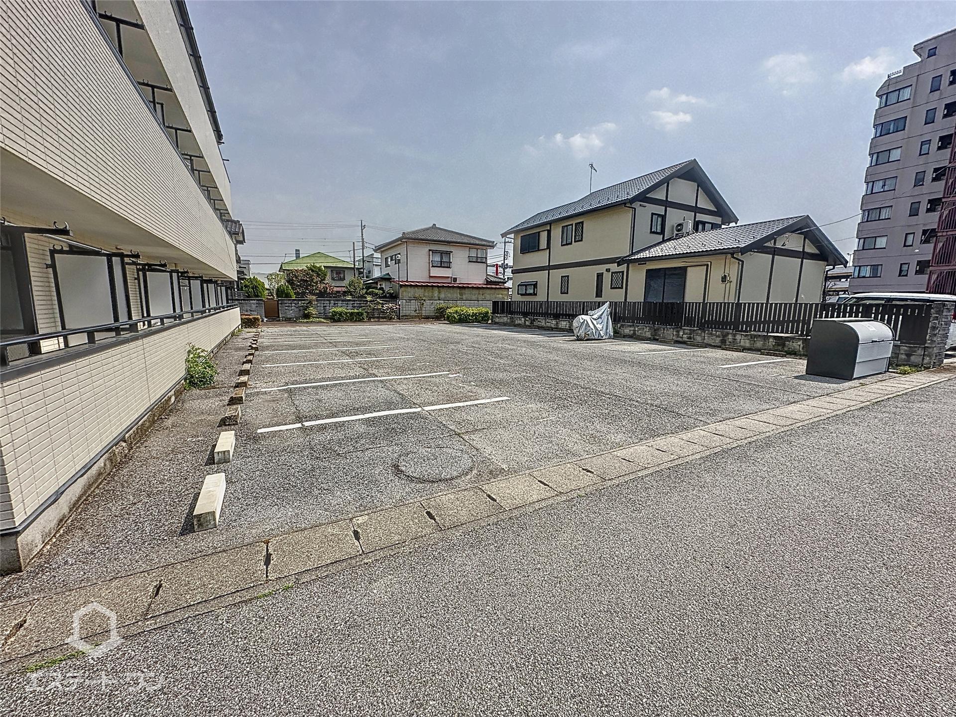 駐車場　建物南側が駐車場です