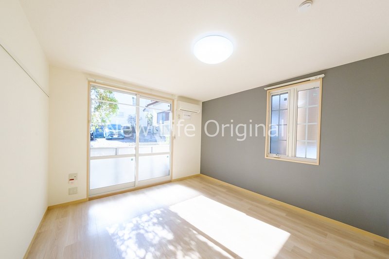 居室・リビング　２面採光につき、明るく開放感があります☆