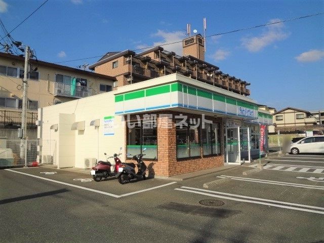 コンビニ　ファミリーマート　黒髪６丁目店（コンビニ）まで1358m