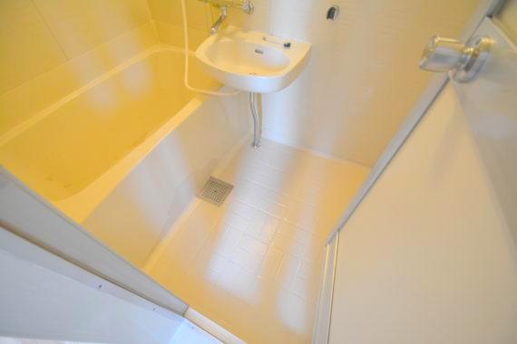 バス・シャワールーム　バスルームはトイレと別々で、広々としていますよ。