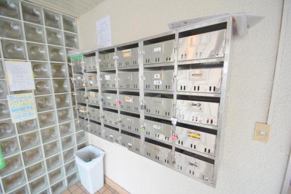 ロビー　ロビーにある各部屋毎のメールボックス。