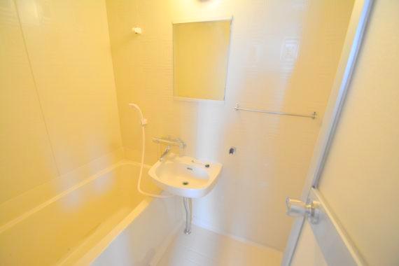 洗面設備　洗面台はバスルーム内です。