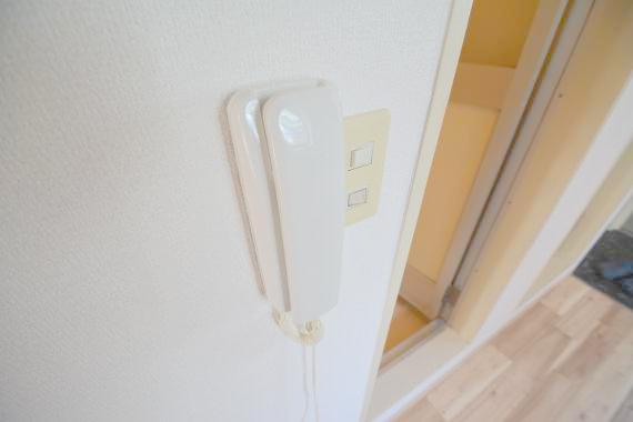 セキュリティ　インターホンで突然の来訪者を事前にチェック