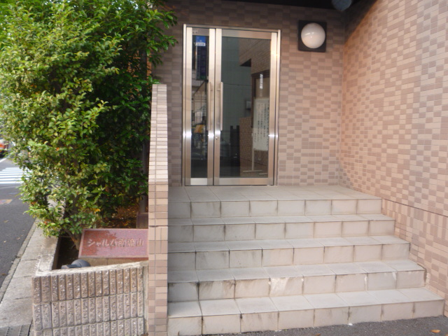 エントランス　不審者、セールスをシャットアウト　　　オートロック付