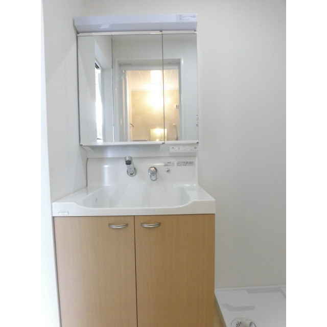 洗面設備　シャワー付洗面化粧台