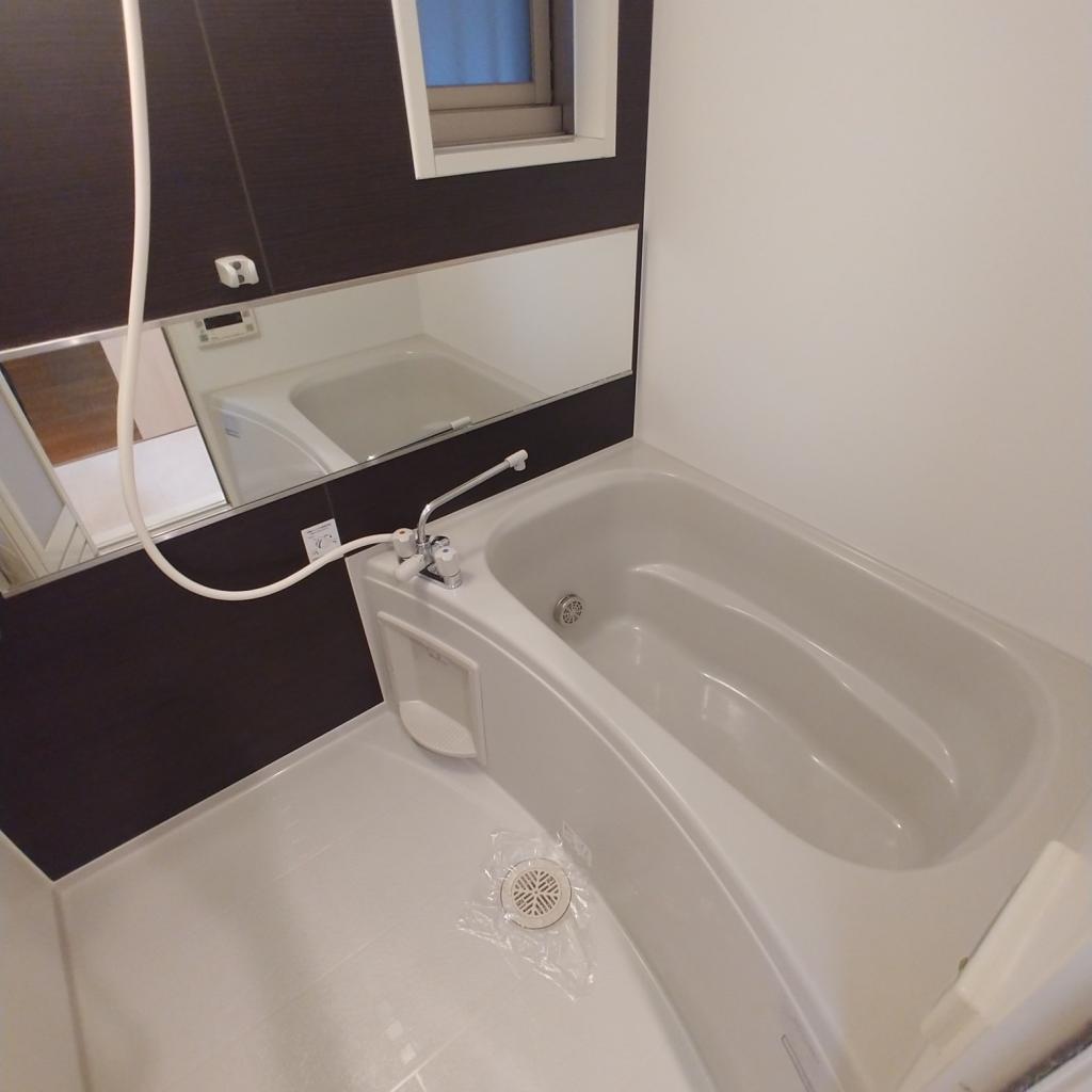 バス・シャワールーム　同建物、別部屋のお写真です。参考にご覧ください。