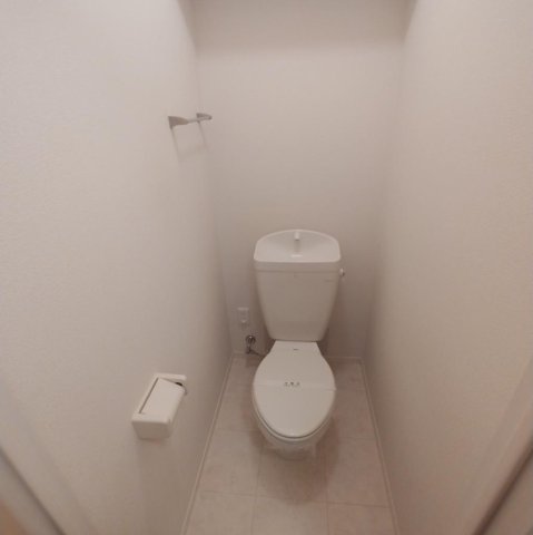 トイレ　同建物、別部屋のお写真です。参考にご覧ください。