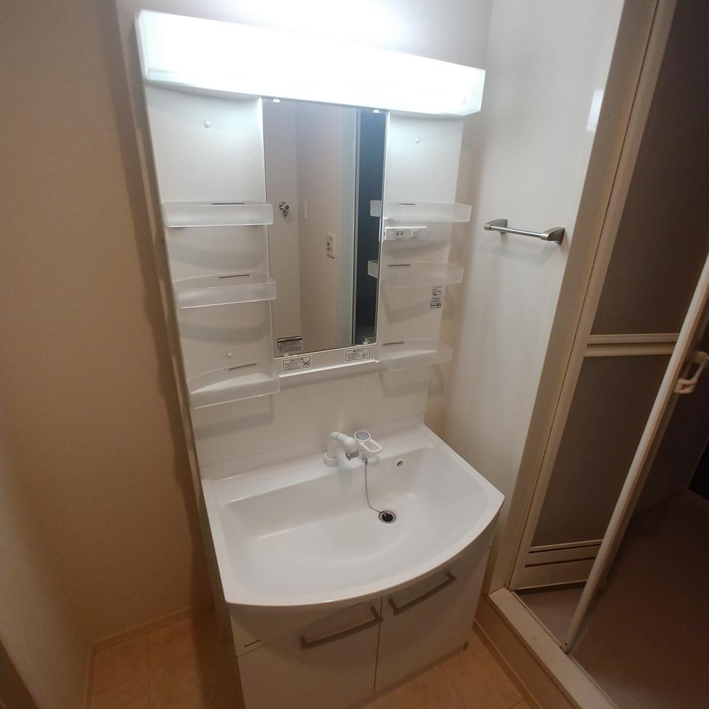 洗面設備　同建物、別部屋のお写真です。参考にご覧ください。