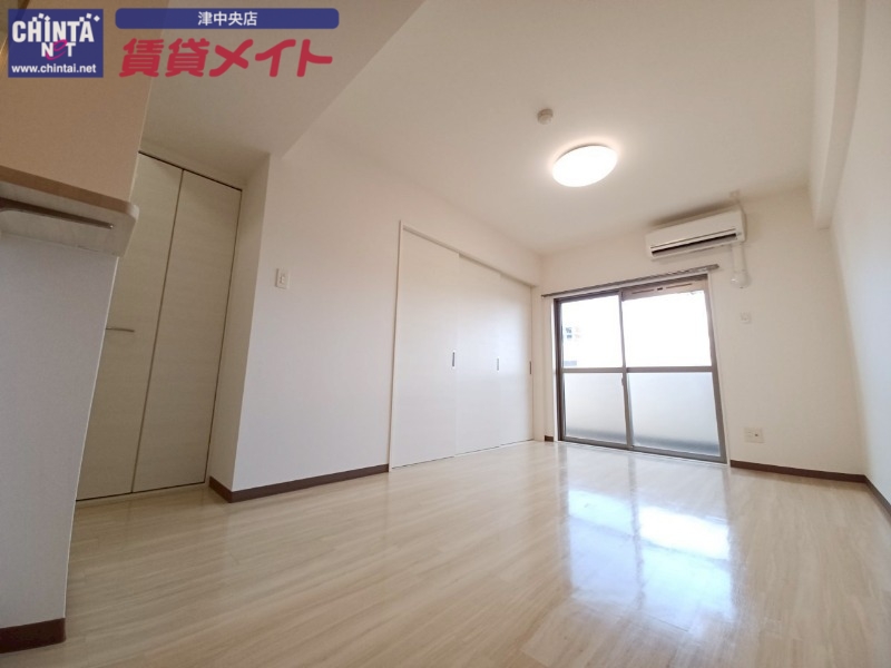 居室・リビング　同物件別室写真