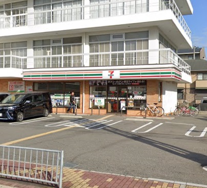 コンビニ　セブンイレブン（コンビニ）まで341m