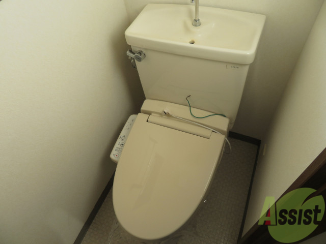 トイレ　ウォシュレット機能がついたトイレです。安心して使用できますね