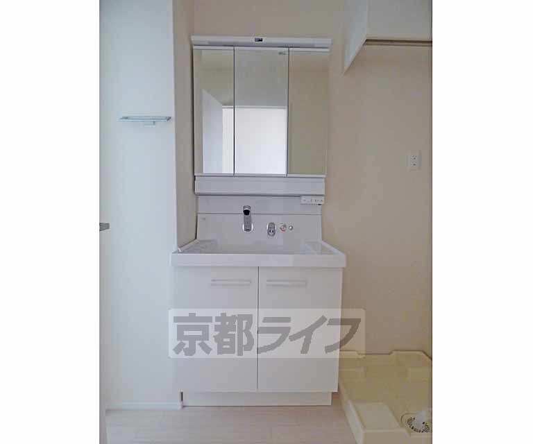 洗面設備　綺麗な洗面台です。