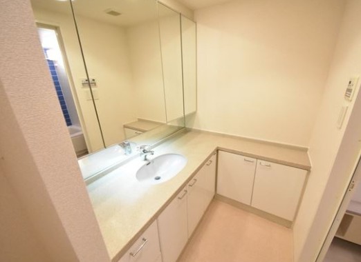 洗面設備　コンパクトで使いやすい洗面所