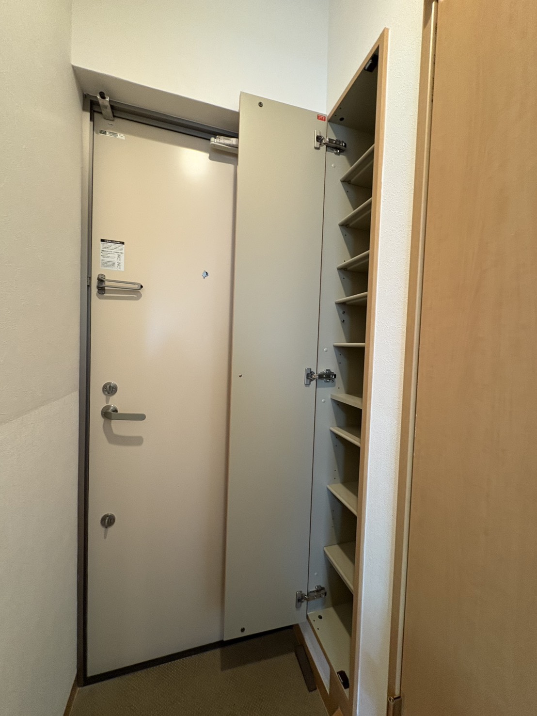 玄関　他号室のお写真です。参考にご覧ください。