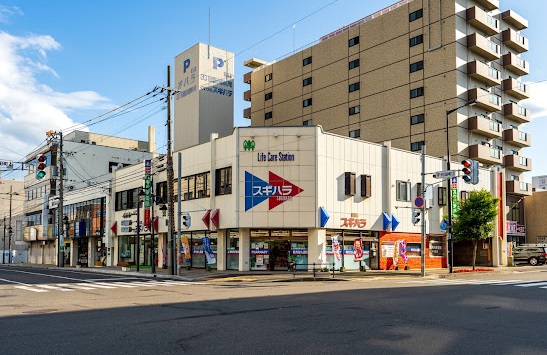 ドラックストア　くすりのスギハラ千代田店（ドラッグストア）まで714m