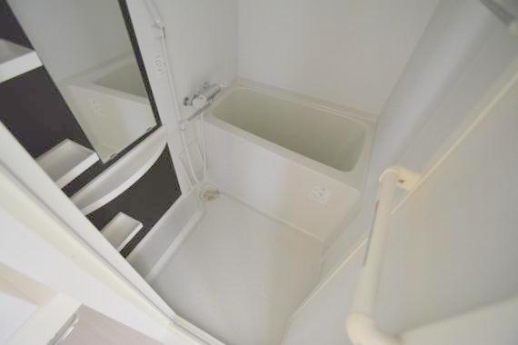 バス・シャワールーム　広めのお風呂は一日の疲れを癒してくれます。