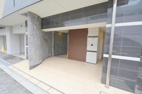 エントランス　オシャレなエントランスは安心のオートロック付きです。