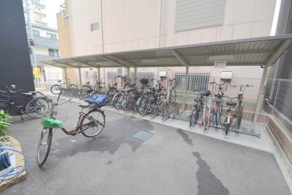 駐車場　敷地内にある駐輪場。雨の日にはうれしい屋根つきです。