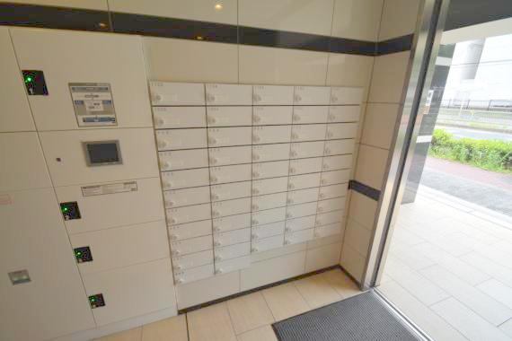 ロビー　ロビーにある各部屋毎のメールボックス。