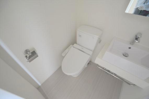 トイレ　綺麗なトイレにはウォシュレット標準装備です。