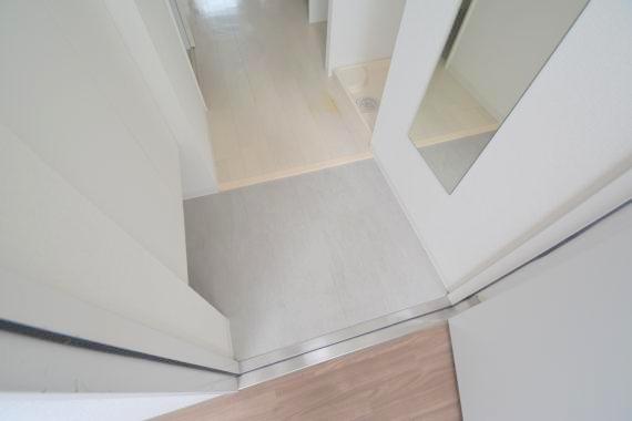 玄関　玄関に入るとお部屋まで一直線、明るい光が差し込みます。