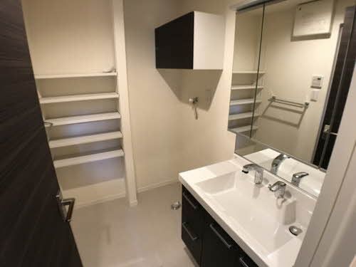 洗面設備　毎日使うものだからこそシンプルに。忙しい毎朝を迎えるように…