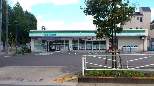 コンビニ　ファミリーマート浮間中央通り店（コンビニ）まで558m