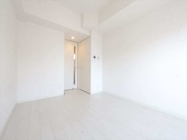 居室・リビング　洋室7.8帖　収納充実　エアコン付　バルコニーに面しています