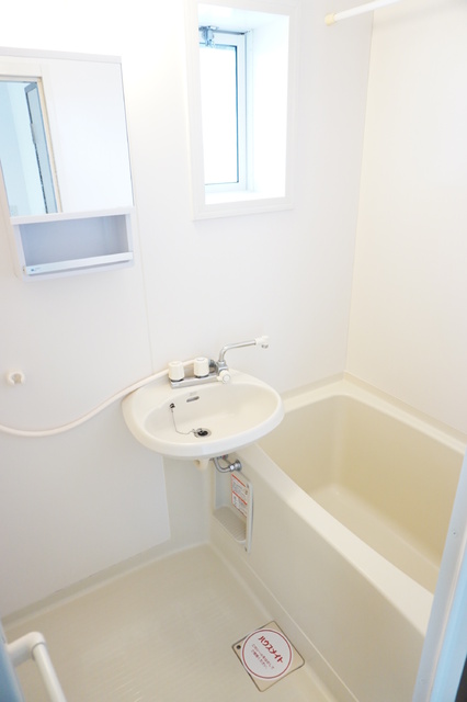 バス・シャワールーム　小窓のある乾燥機付き浴室