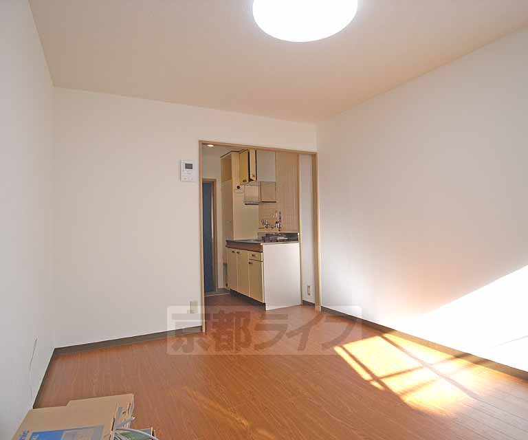 居室・リビング　明るい日差しが差し込んでいます。