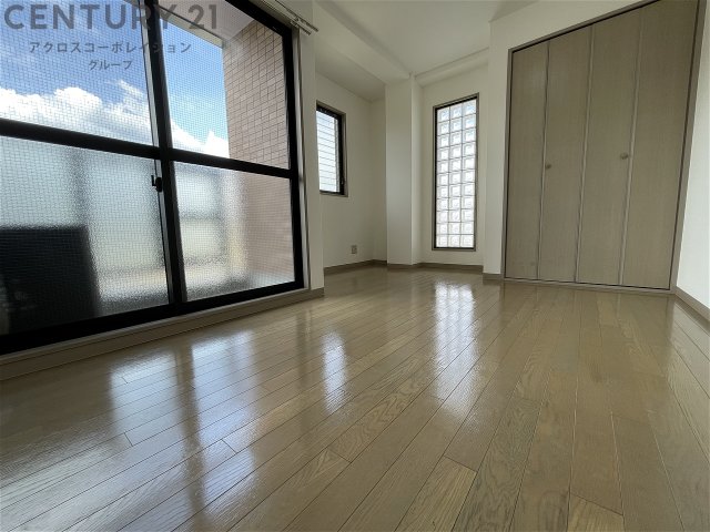 居室・リビング　窓が多く明るい洋室です♪