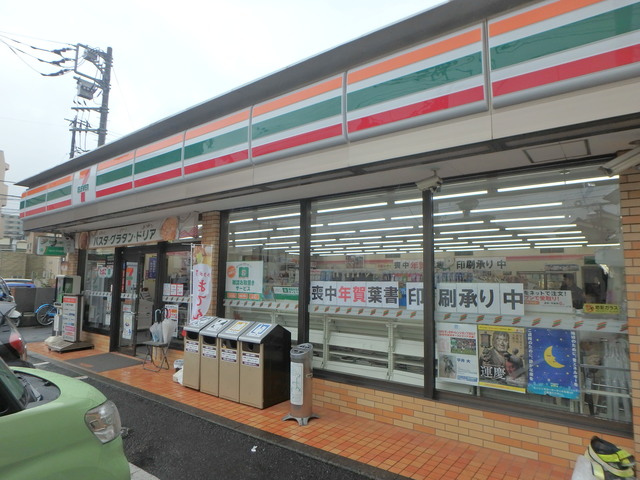 コンビニ　セブンイレブン鳩ケ谷里店（コンビニ）まで579m