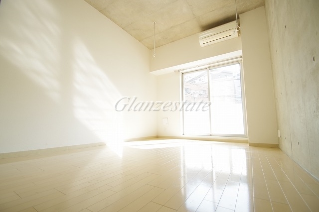 居室・リビング　☆陽の光差し込むリビング☆