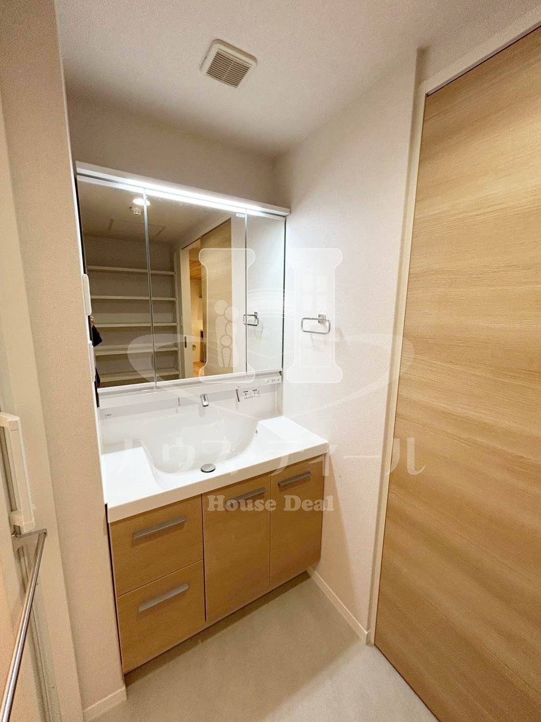 洗面設備　広い洗面スペース