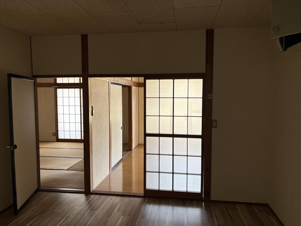 居室・リビング　キッチンの居室側　右が洋室、　左が和室