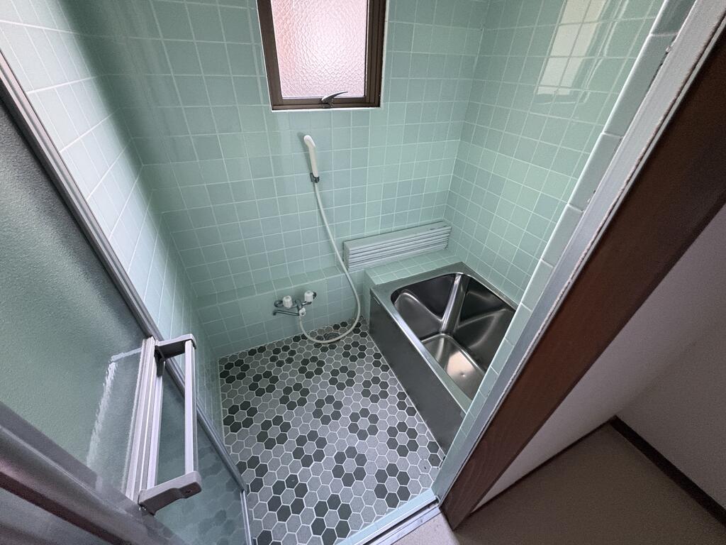 バス・シャワールーム　タイル張りでかわいいです