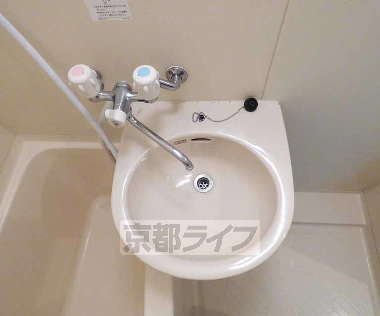 洗面設備　綺麗な洗面台です。