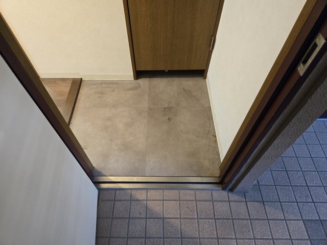 玄関　ヴィオレット泉