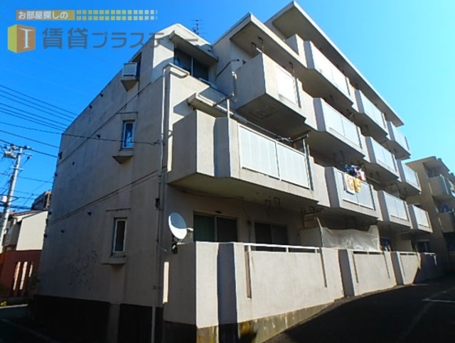 建物外観　駅前の通りから一本入った静かな環境。日当たりも良好です