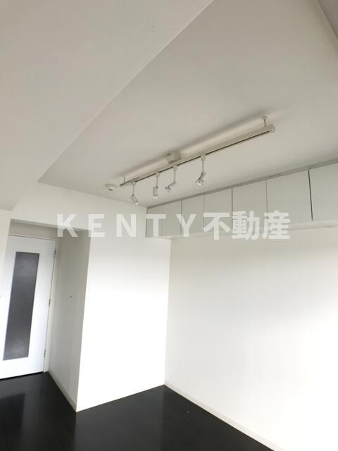 その他部屋・スペース　落ち着いた色調の寝室です