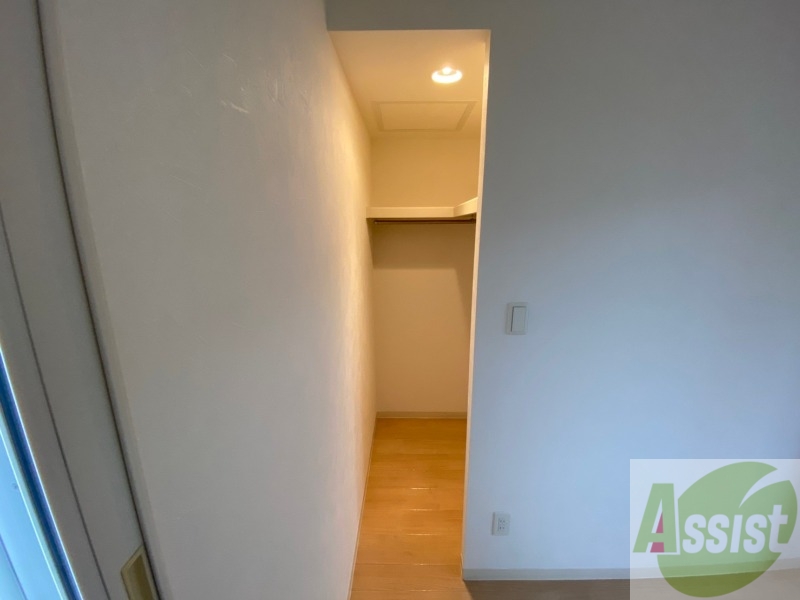 収納　こちらの収納にはハンガーをかけて服もしまえますね